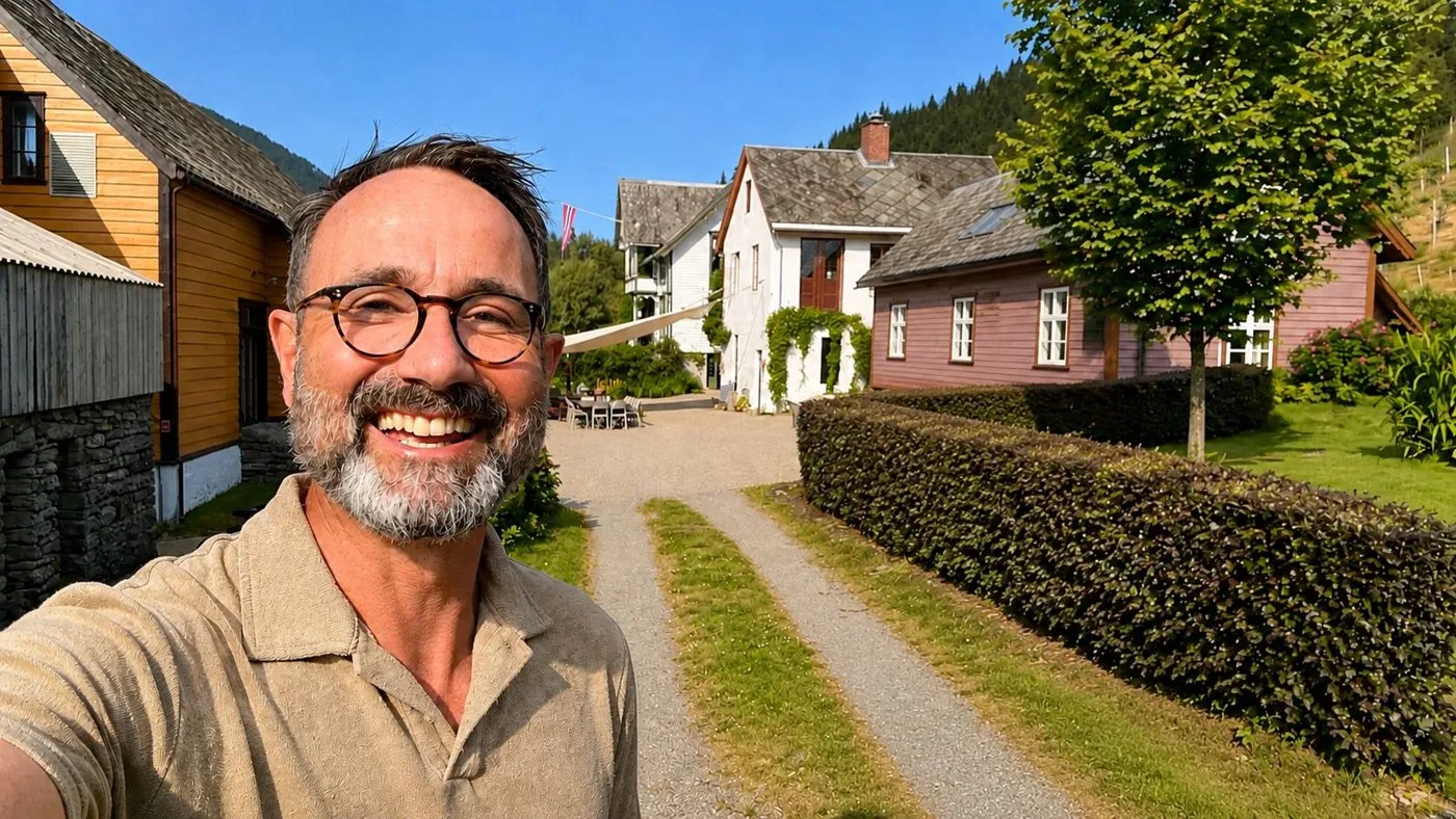 Steinar smiler foran tunet på Åmot i Sunnfjord.